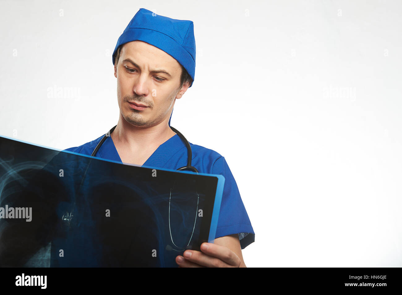 Ernst Arzt halten Röntgenbild isoliert auf weiss mit extra viel Stauraum Stockfoto