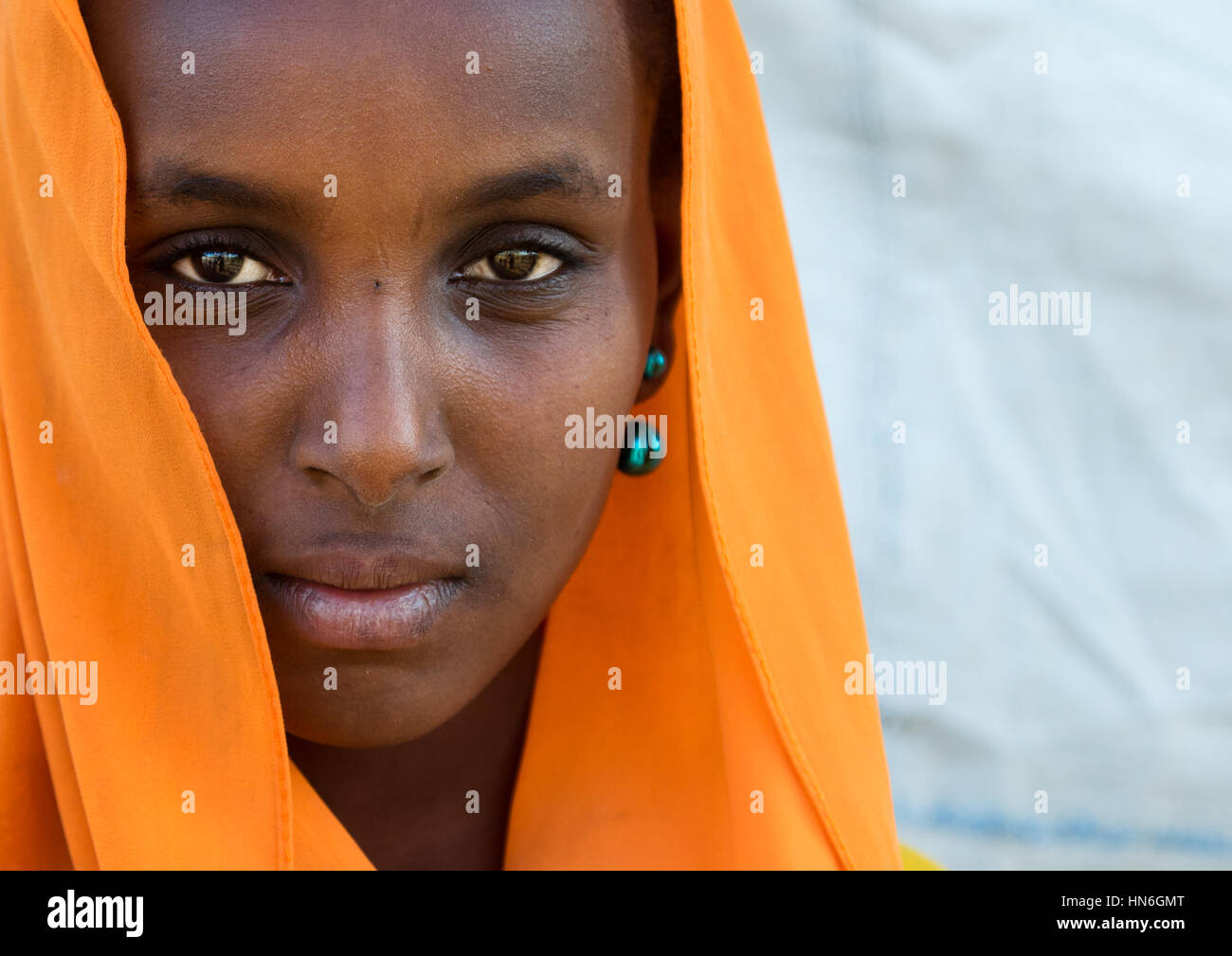Porträt einer Frau Oromo in orangefarbenen Schleier, Amhara Region, Senbete, Äthiopien Stockfoto