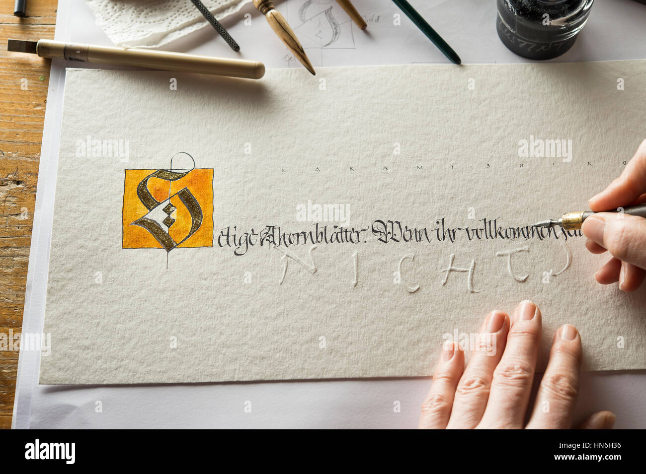Kalligraphie Studio Hand schreibt Text mit Tusche, Stift und Feder