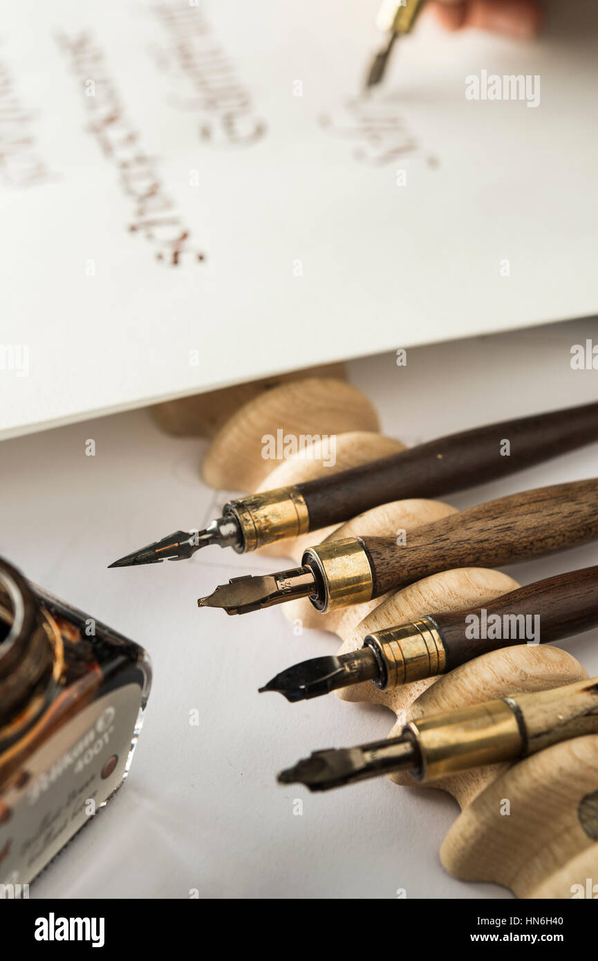 Kalligraphie-Studio, Stifthalter mit Spitzen auf Holzständer, Tintenfass, Hand, Schreiben von Text auf Ingres-Papier an der Rückseite, Seebruck Stockfoto
