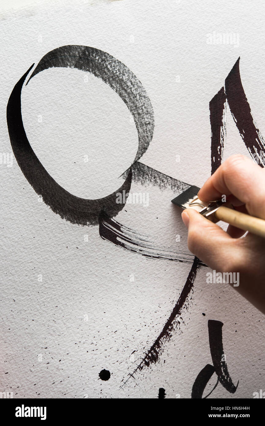 Kalligraphie-Studio, schreibt Hand Buchstabe Q mit Stift und Läuse Kamm, Satin Aquarell, Blatt mit verschiedenen Buchstaben, Seebruck Stockfoto