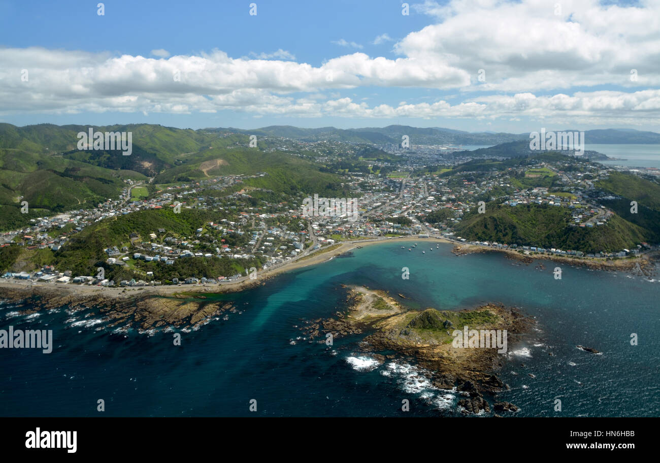 Luftaufnahme von Wellington City aus Island Bay. Im Vordergrund stehen die südlichen Vororte mit der Stadt und dem Hafen im Hintergrund. Stockfoto