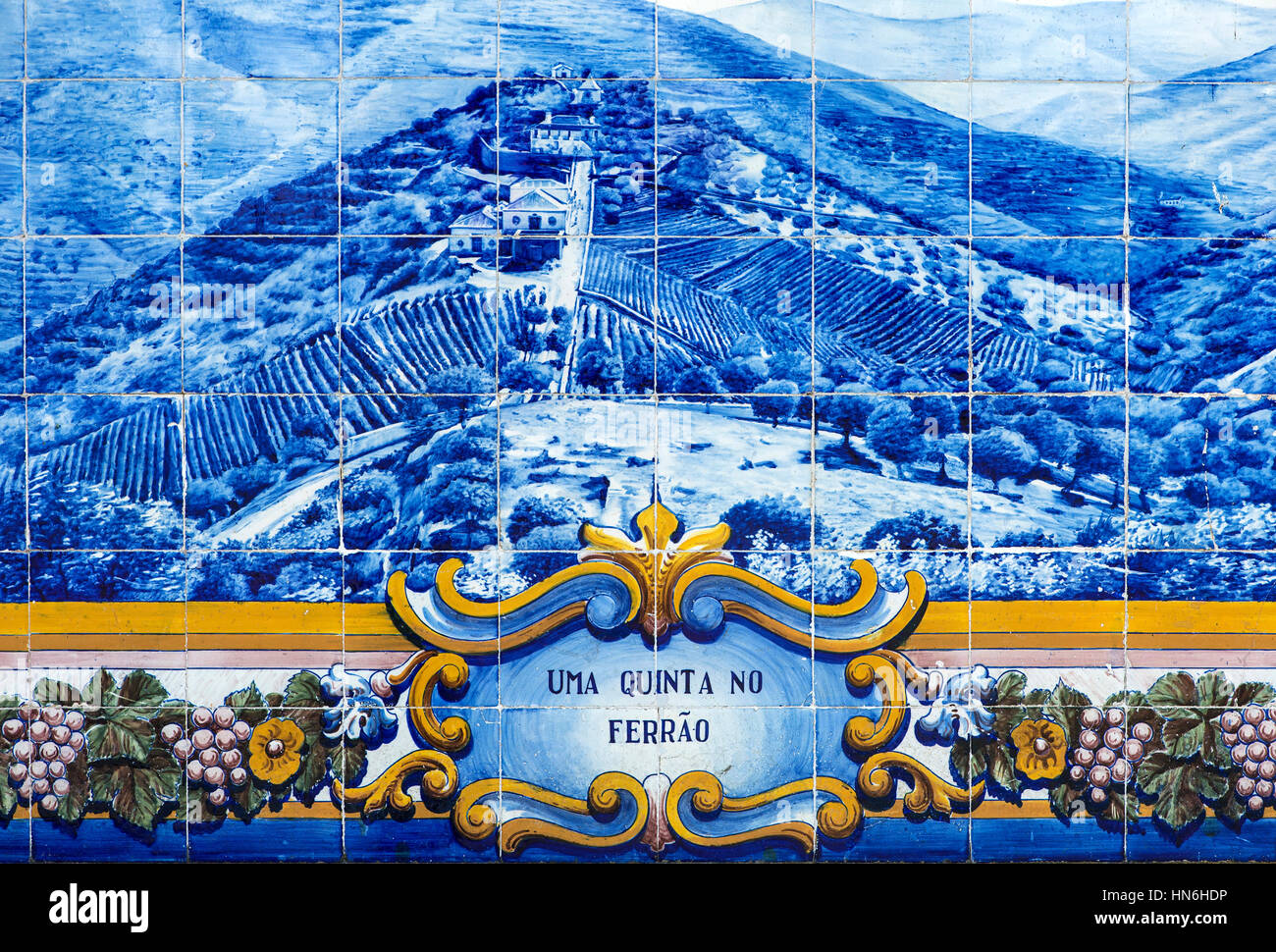 Azulejo, keramische Fliesen mit Weingut und die Weinberge Motiv, Alto Douro-Wein-Region, Pinhao, Portugal Stockfoto