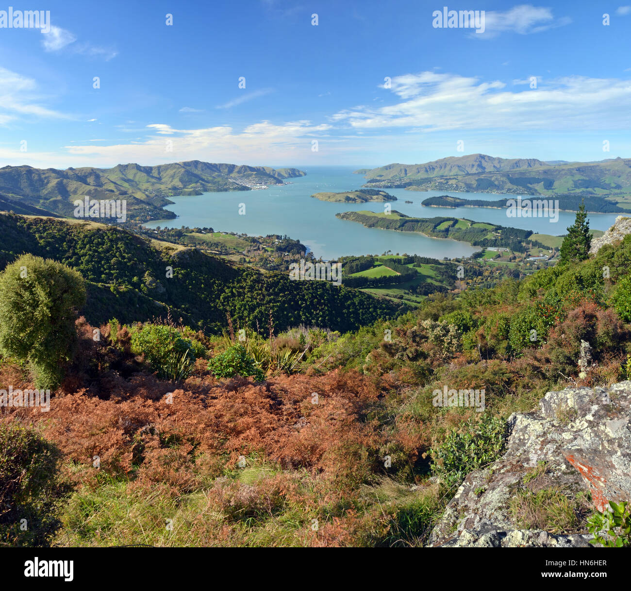 Panoramablick auf Lyttleton Harbour im Herbst von der Spitze des Christchurch Port Hills, Canterbury, Neuseeland. Im Hintergrund ist der Port Stockfoto