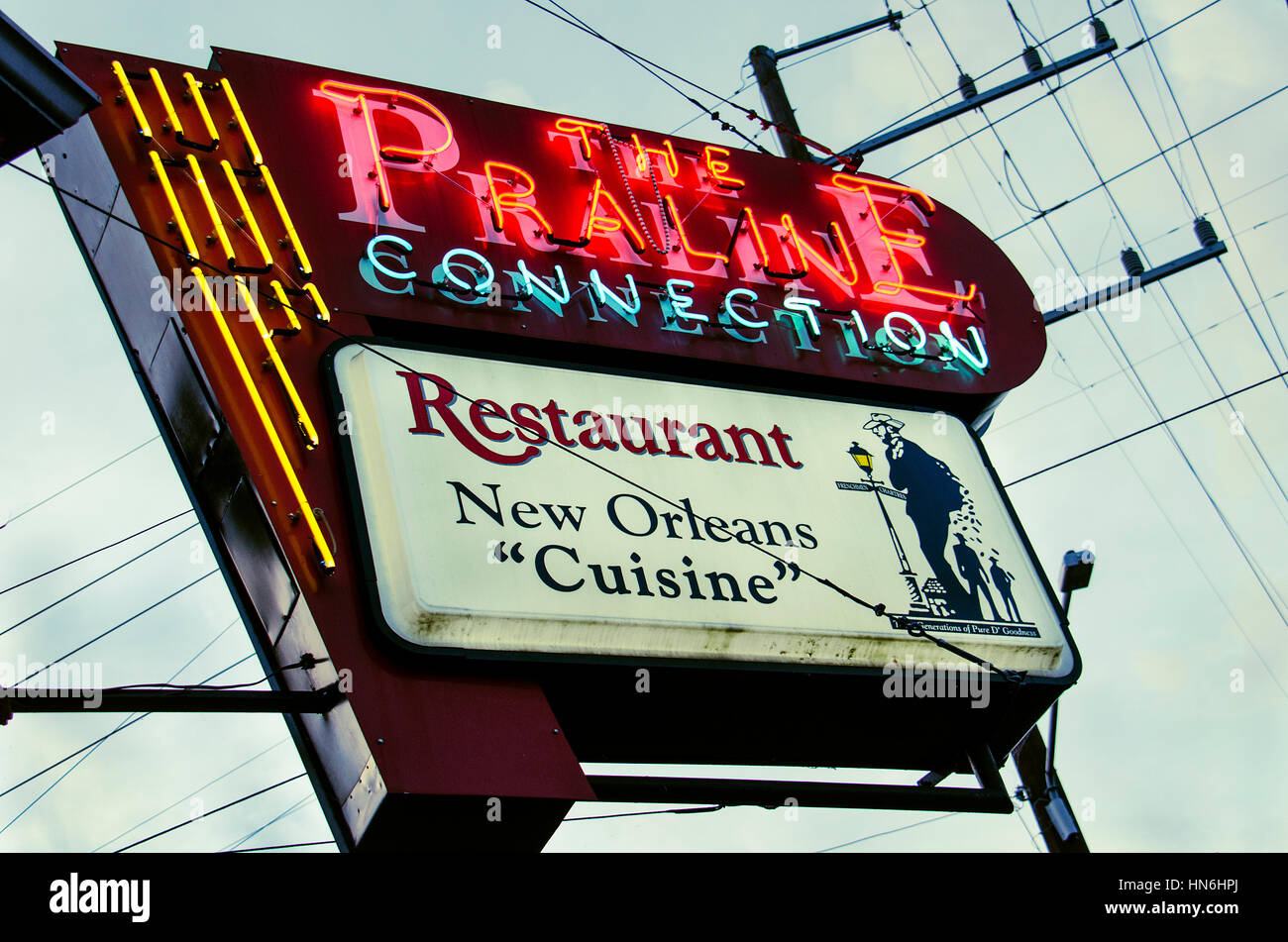 New Orleans, Louisiana - 13. Juli 2015: Praline Verbindung Lebensmittel Geschäft Zeichen im French Quarter von New Orleans, Louisiana, USA. Stockfoto