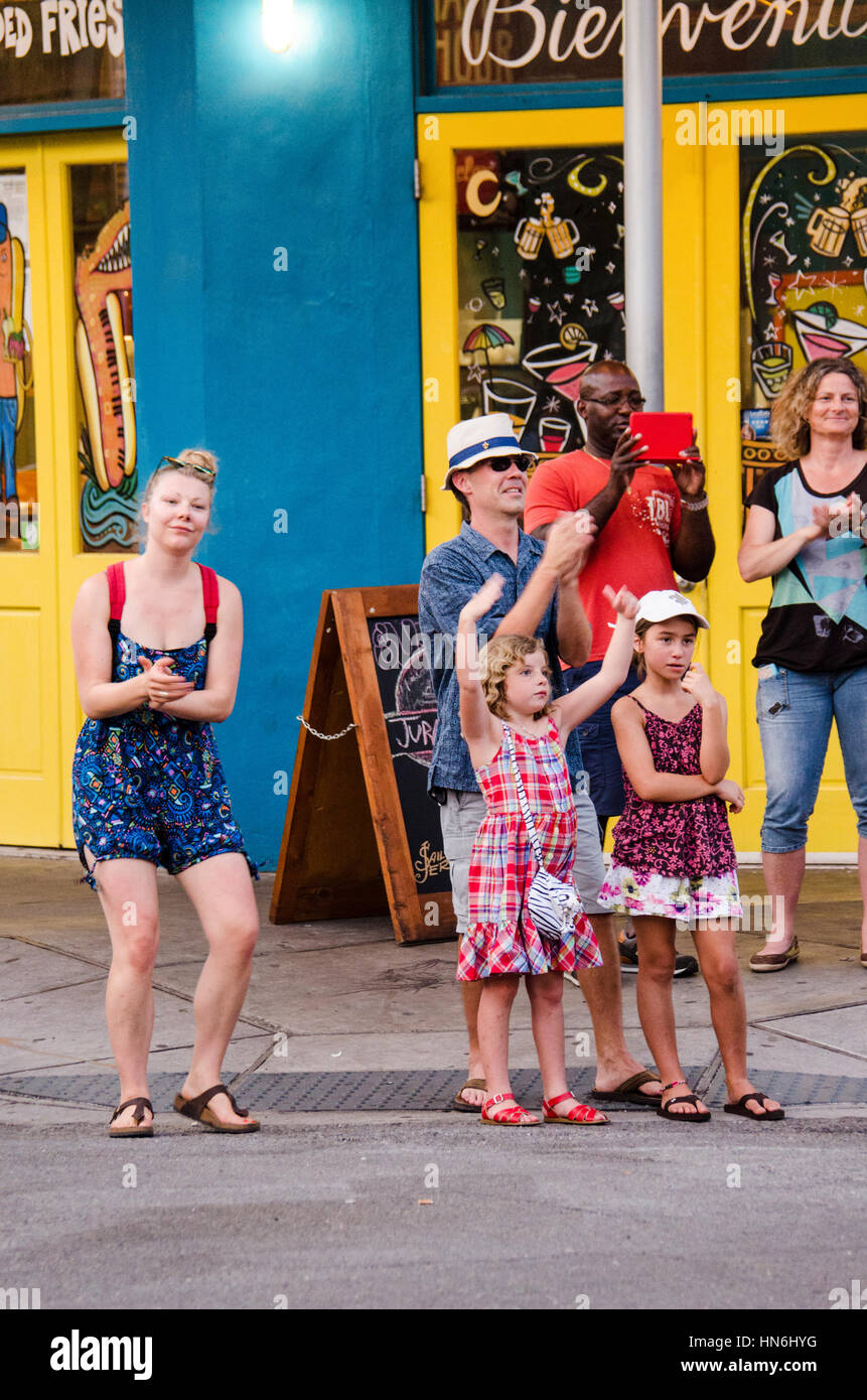 New Orleans, Louisiana - 13. Juli 2015: Menschen jubeln und tanzen zur Musik von lokalen Band im French Quarter, New Orleans, Louisiana. Stockfoto