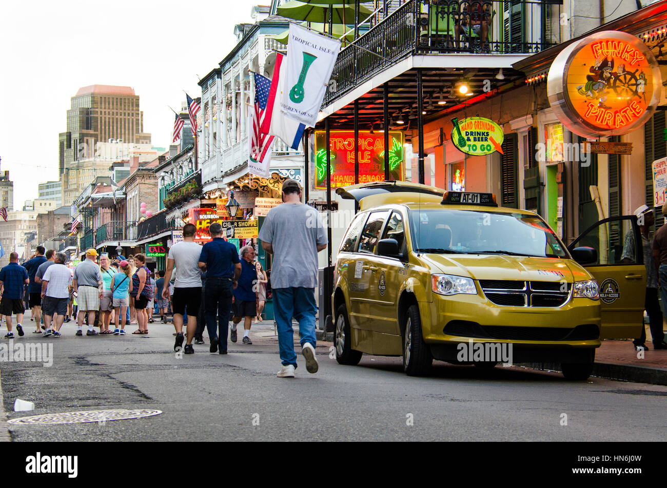 New Orleans, USA - 8. Juli 2015: Eine Menge Leute gehen am Abend auf der berühmte Bourbon Street in New Orleans, Louisiana. Stockfoto