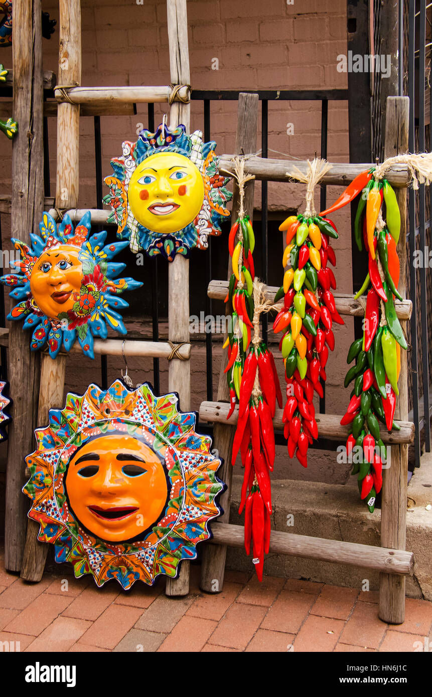 Handgemalte mexikanische Ton-Masken der Azteken Sonne und Chili Ristras Stockfoto