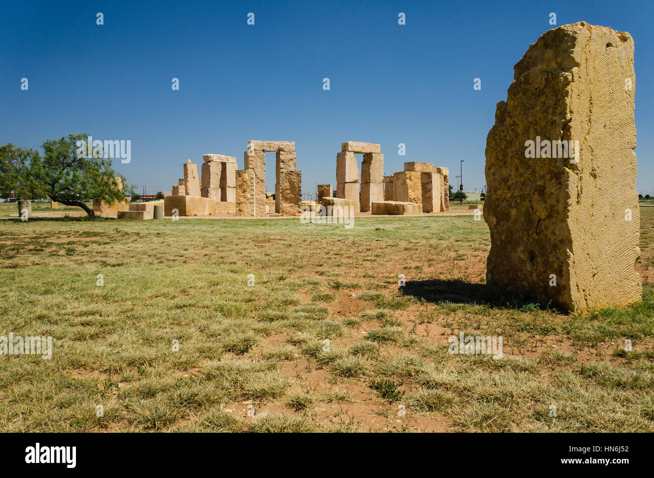 Stonehenge Replikat befindet sich in der University of Texas in Odessa, die 14 % kürzer als das original in England ist. Stockfoto