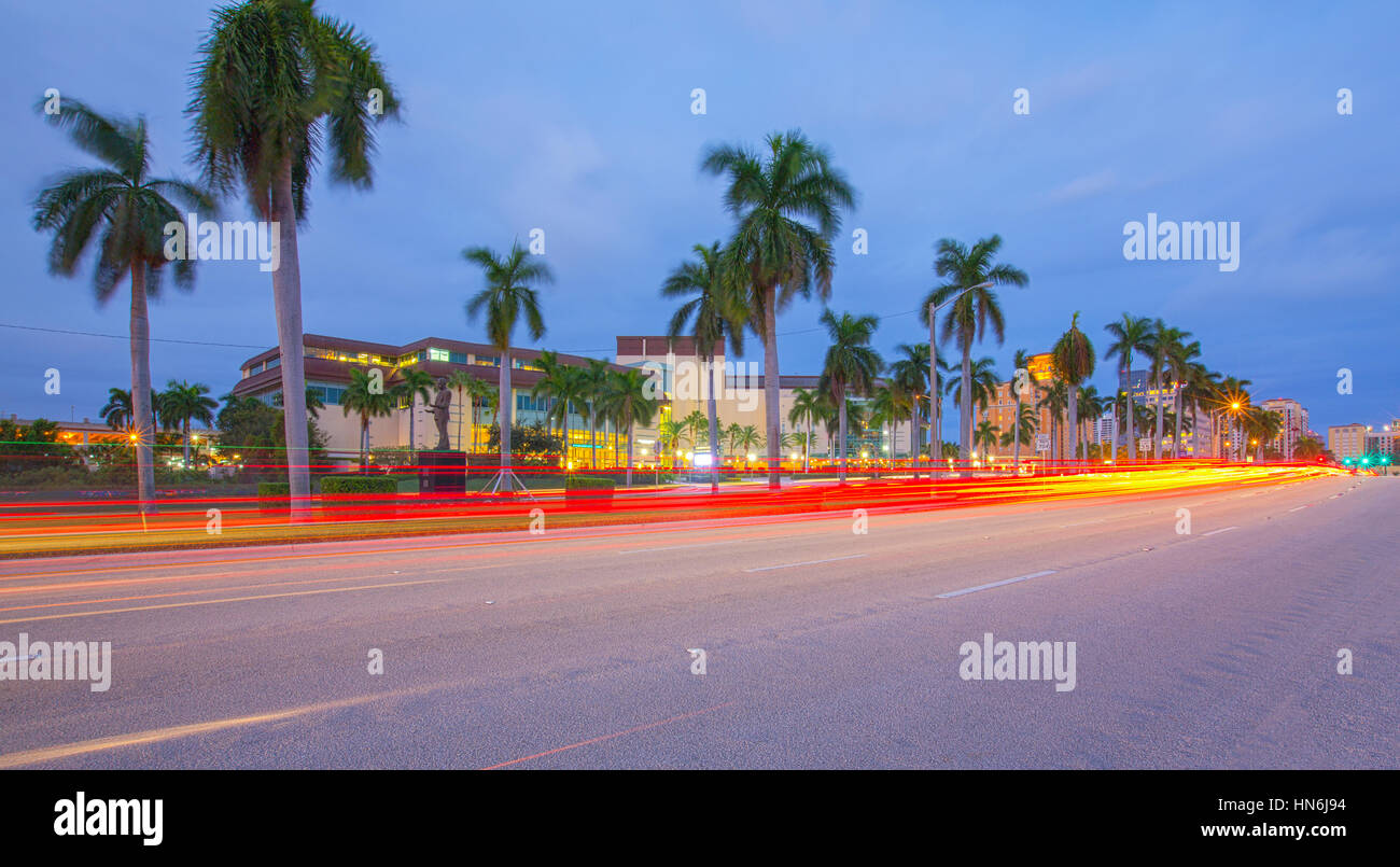 Dämmerung im Ramblas Okeechobee Park entlang Okeechobee Blvd in West Palm Beach, Richtung Osten in Richtung Palm Beach. Stockfoto