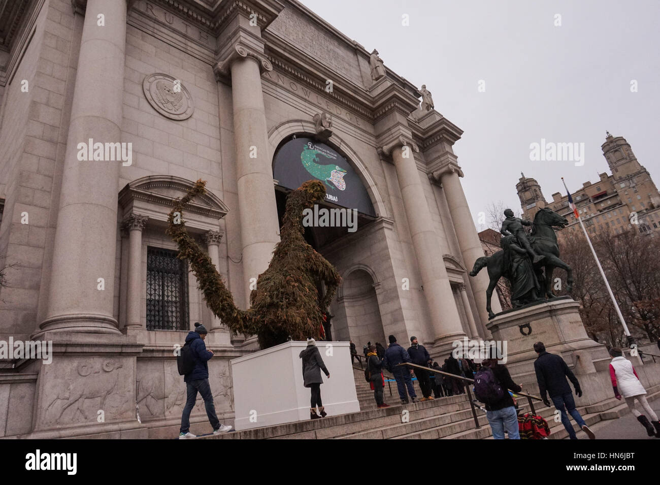 Die Dinosaurier-förmigen Weihnachtsbaum am American Museum of Natural History, New York Stockfoto