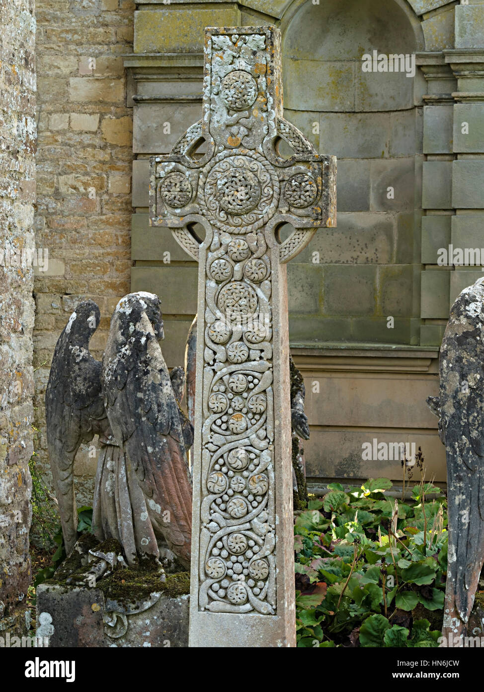 Verzierten Stein Keltisches Kreuz Grabstein im Friedhof der St. Maria Magdalena Kirche, Schloss Ashby, Northamptonshire, England, UK Stockfoto