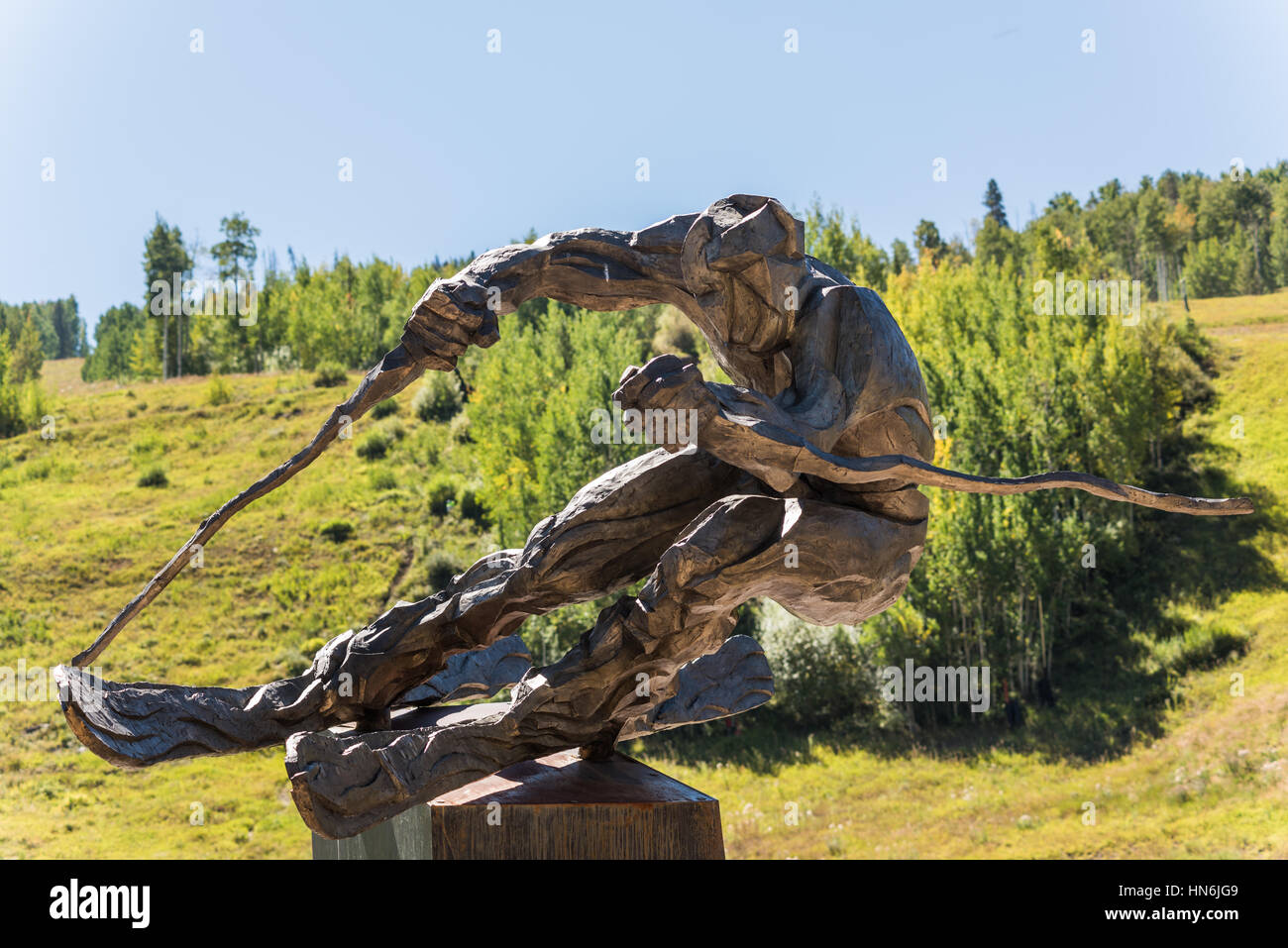 Vail, USA - 10. September 2015: Skulptur der Skirennläufer "The Edge" von Gail Folwell in Vail, Colorado USA. Stockfoto