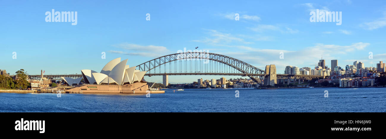 Sydney, Australien - 17. Juli 2014: Sydney Harbour, Bridge, Opera House & North Sydney Panorama Stockfoto
