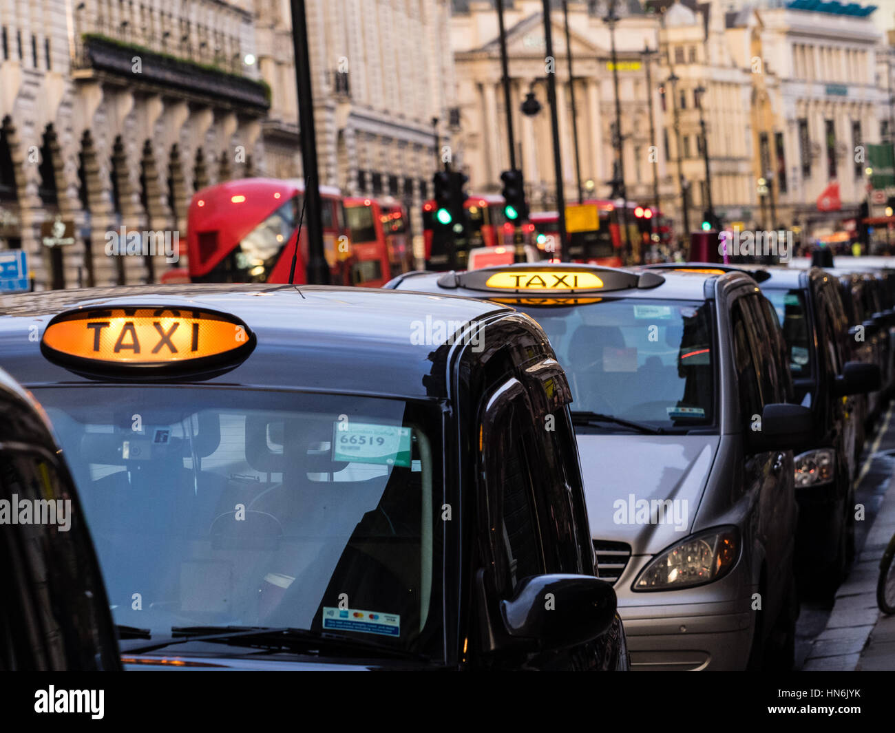Londoner Taxis Taxis Warteschlange für Passagiere in der Londoner Piccadilly Stockfoto