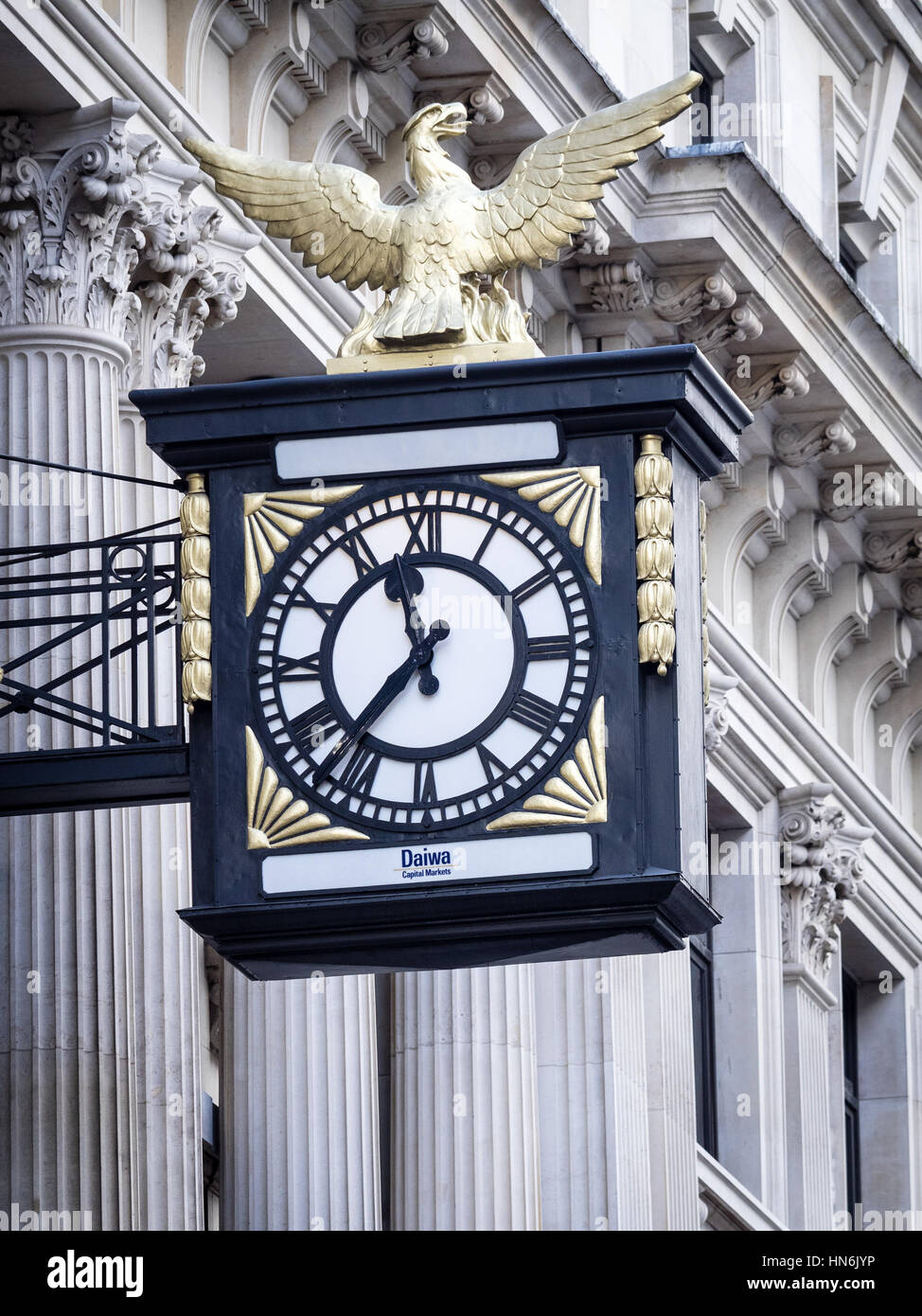 Die Uhr hängt außen Daiwa Capital Markets in King William Street in der City of London (Quadrat-Meile) Stockfoto