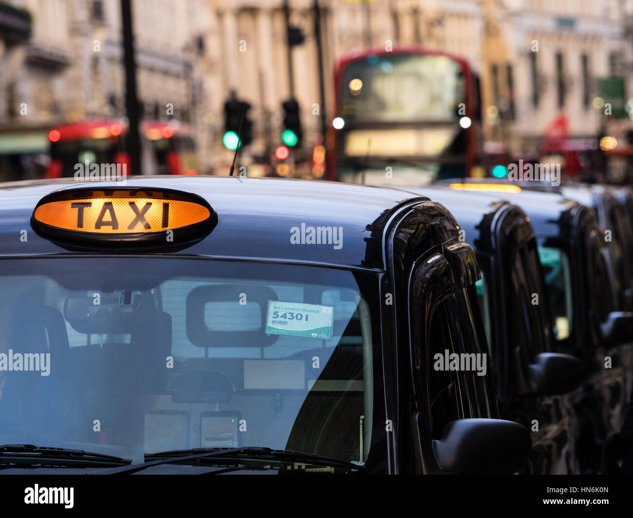 Taxi Warteschlange London Taxis. Die schwarzen Taxis Warteschlange für Fahrgäste in Piccadilly, London Stockfoto