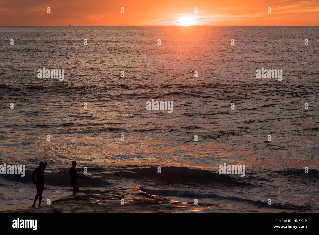 Zwei männliche Surfer in Windansea Strand im Abendrot in San Diego, Kalifornien Stockfoto