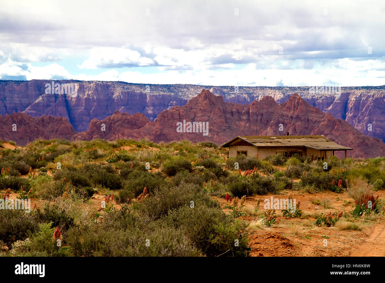 Dieses alte Haus mit roten Felsen Berg, Page, Arizona, USA Stockfoto