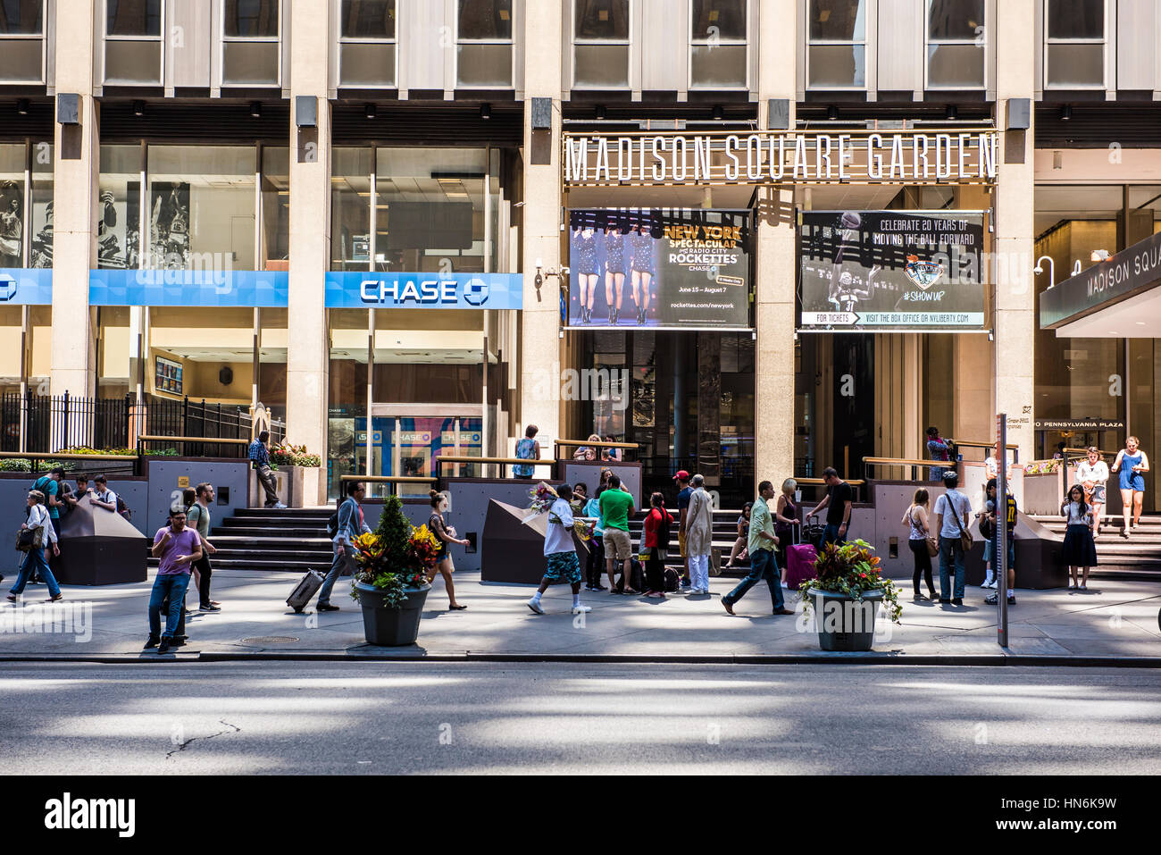 New York, USA – 18. Juni 2016: Menschen zu Fuß in der Nähe von Madison Square Garden und Chase Bank in New York City Stockfoto