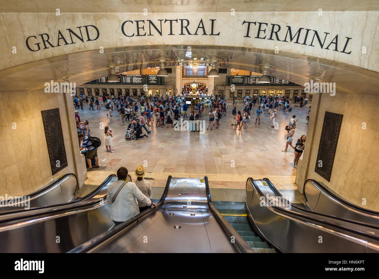 New York, USA - 19. Juni 2016: Belebten New York Hauptbahnhof in New York City mit Zeichen und Blick von der Rolltreppe Stockfoto