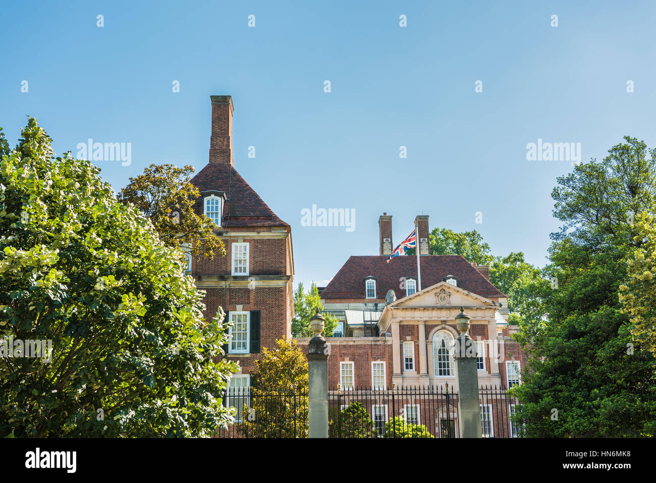 pics England Embassy In Usa https www alamy de stockfoto washington dc usa 29 juni 2016 britische botschaft in stadt mit baumen tor und backsteingebaude mit england flagge 133528284 html