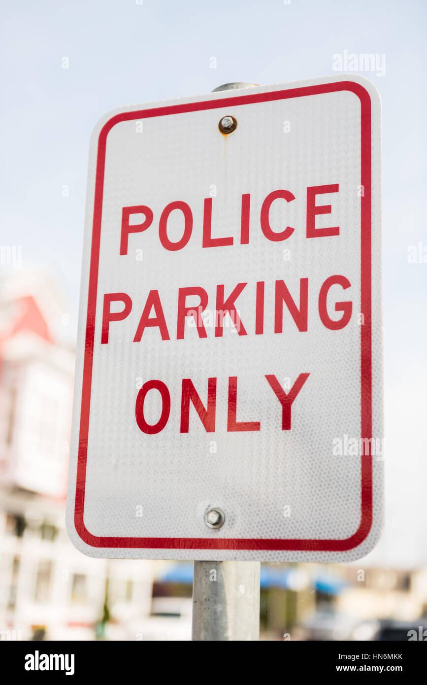 Polizei Parkplatz nur Straßenschild in rot Stockfoto