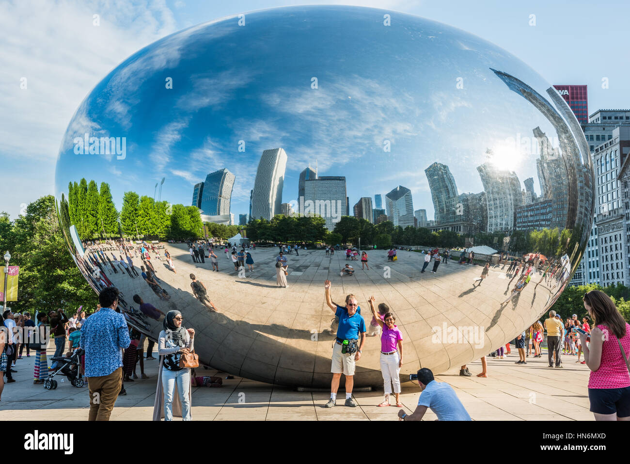 Chicago, USA - 30. Mai 2016: Chicago Bean im Millennium Park mit vielen Menschen und Gebäuden im Hintergrund, Familien und Menschen unter Bild Stockfoto