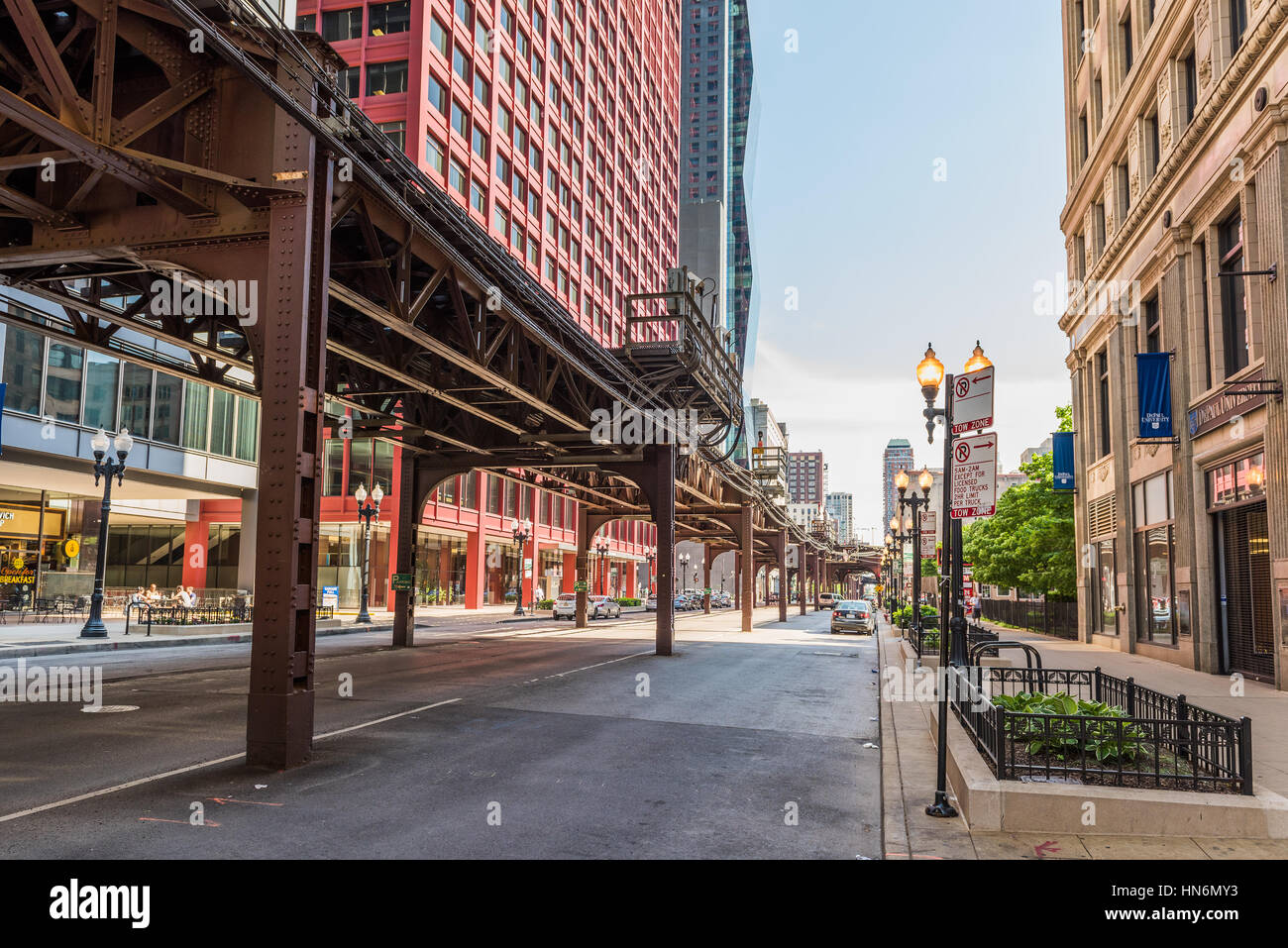 Chicago, USA - 30. Mai 2016: Downtown Street mit CTA-Bahn-u-Bahn-Linie Stockfoto