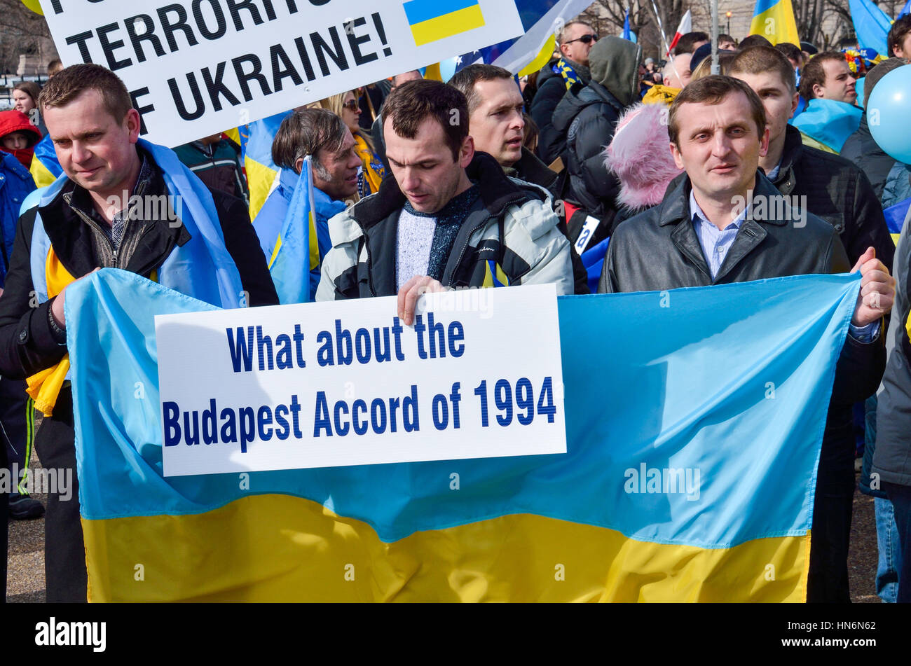 Washington DC, USA - 6. März 2014: Männer halten ukrainische Flagge mit Zeichen während Protest von White House Stockfoto