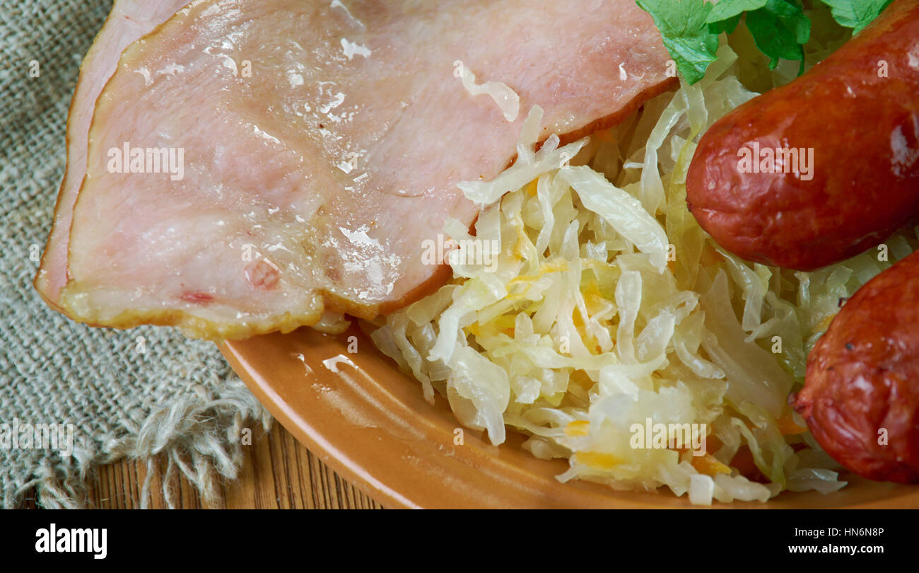 Choucroute Garnie berühmte elsässische Rezept für die Zubereitung von Sauerkraut mit Würstchen und anderes gesalzenes Fleisch Stockfoto