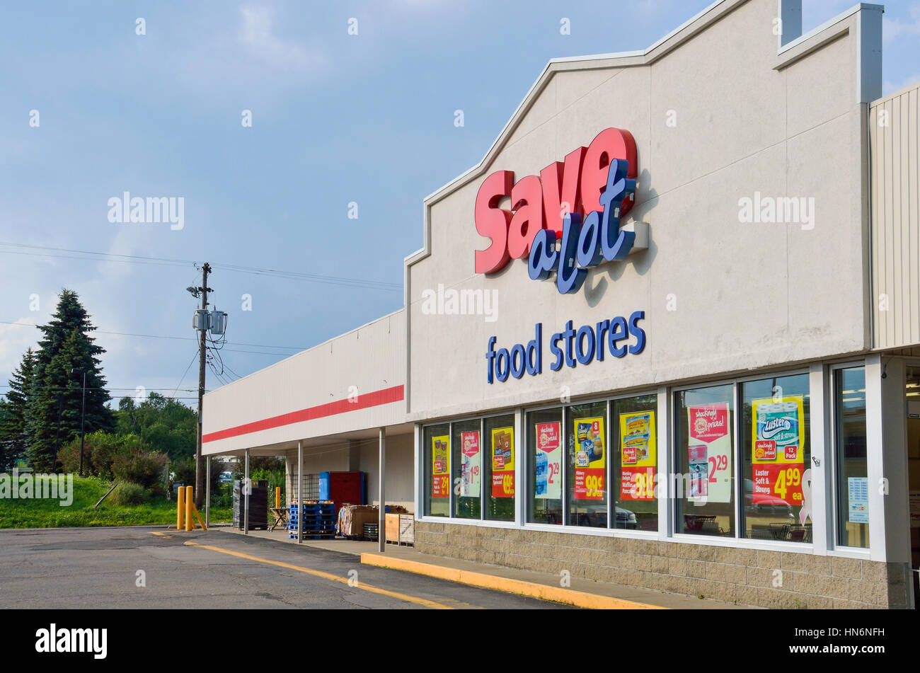 Kane, USA - 21. Juli 2014: Sparen Sie viel Rabatt Lebensmittelgeschäft Lebensmittel Geschäft außen Stockfoto