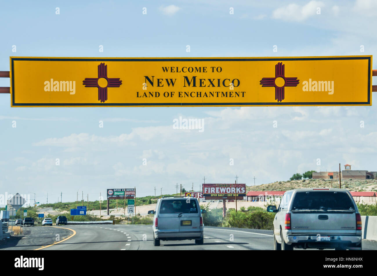 El Paso, USA - 26. Juli 2015: Willkommen in New Mexico Schild mit Land der Verzauberung Wörter auf Autobahn bei Grenze zu Texas Stockfoto