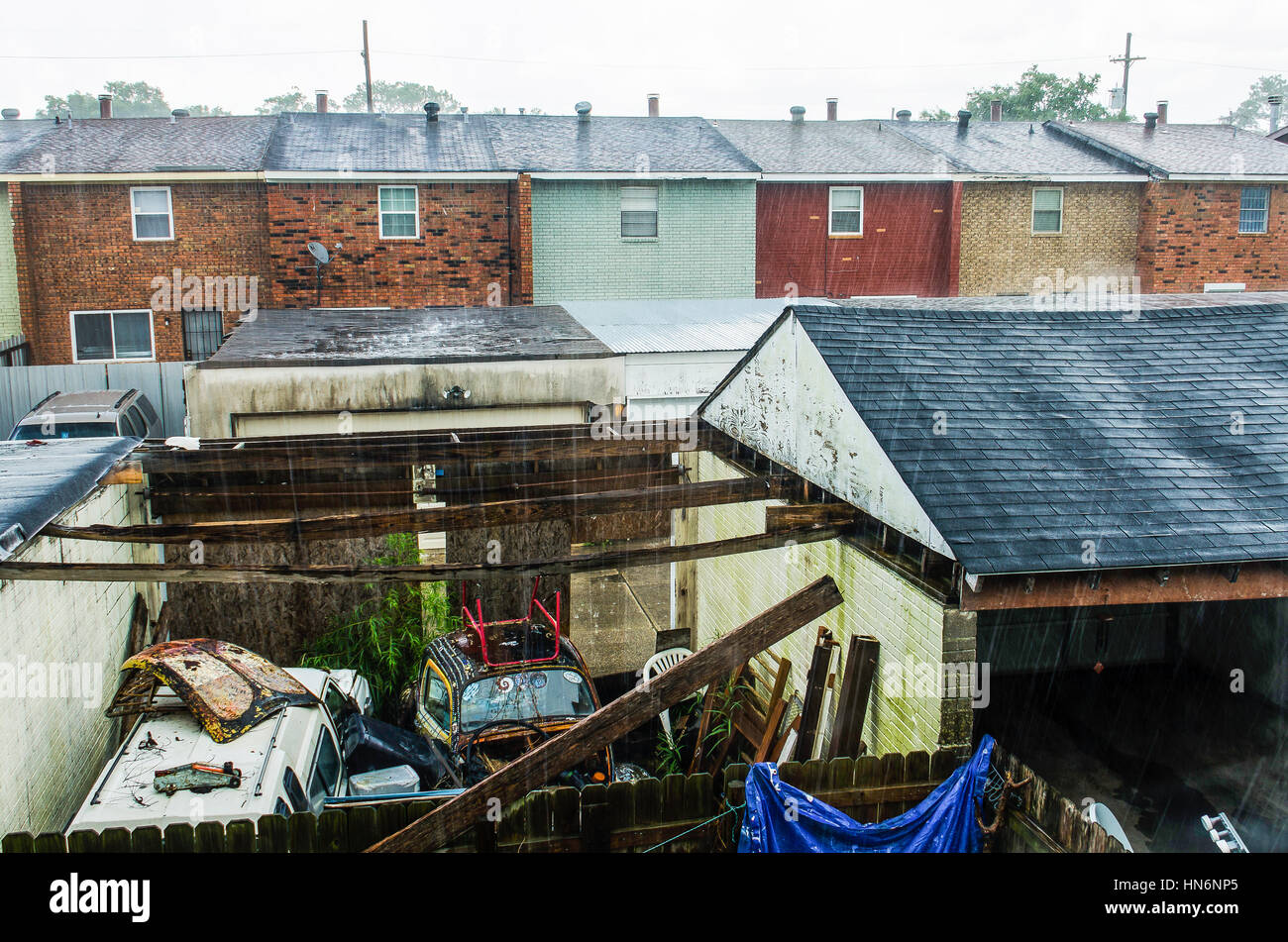 New Orleans, USA - 8. Juli 2015: Hinterhof Townhome bei Regen mit Müll Stockfoto