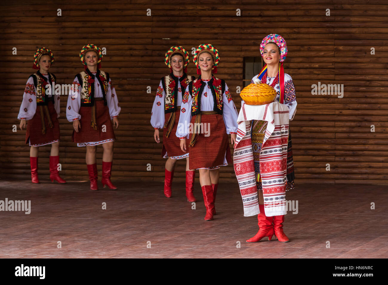 Silver Spring, Vereinigte Staaten - 17. September 2016: Mädchen in traditionellen bestickt Rot ukrainischen Kostüm Kleidung Tanz mit Brot beim Festival auf Hirsch Stockfoto