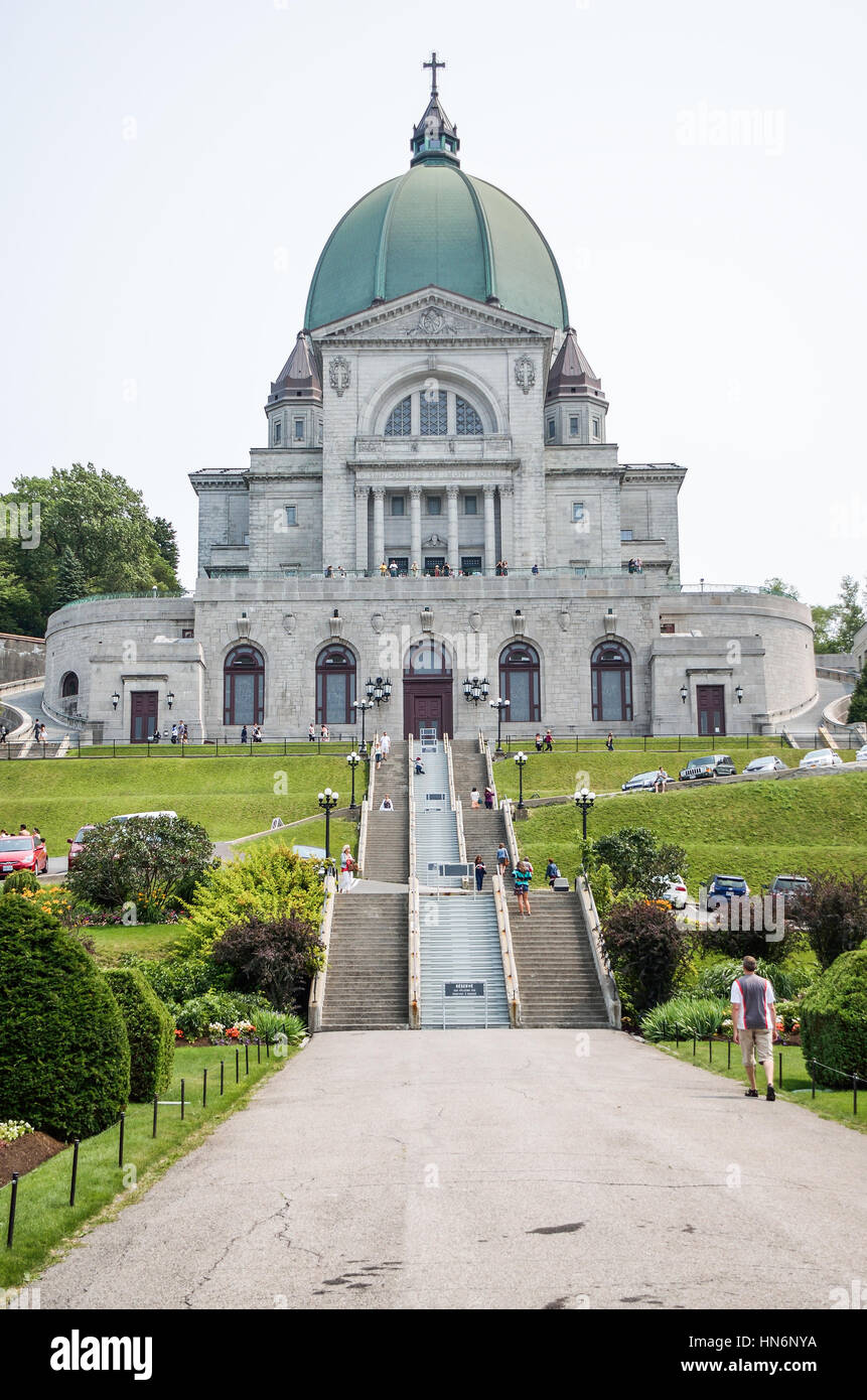 Montreal, Kanada - 25. Juli 2014: St.-Josephs Oratorium von Mount Royal mit Schritten und Menschen Stockfoto