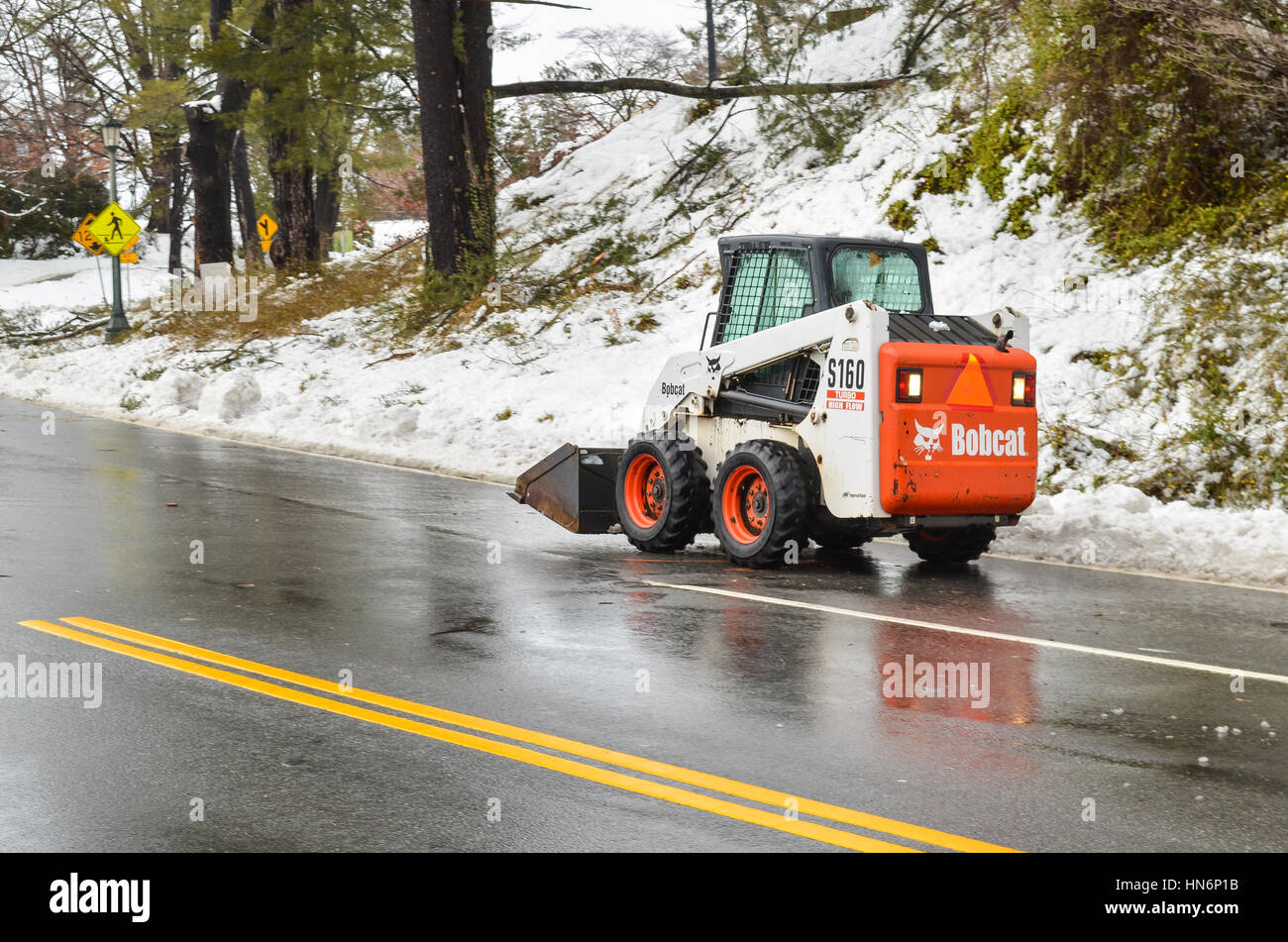 Charlottesville, USA - 6. März 2013: Bobcat Schnee Entfernung Lkw unterwegs im winter Stockfoto