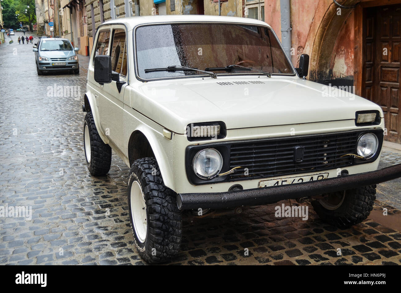 Lviv, Ukraine - 1. Juni 2013: Lada Niva sowjetischen Auto hergestellt von AvtoVAZ geparkt in der Innenstadt von Stockfoto