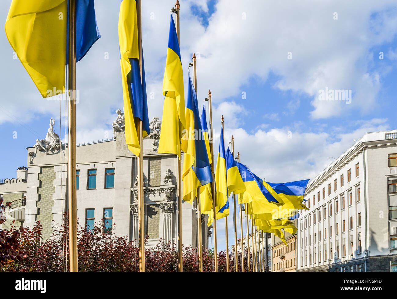 Kiew, Ukraine - 25. Mai 2013: Bankova Straße mit mehreren ukrainische Regierungsgebäuden wie z. B. die Verwaltung des Präsidenten mit Flaggen Stockfoto