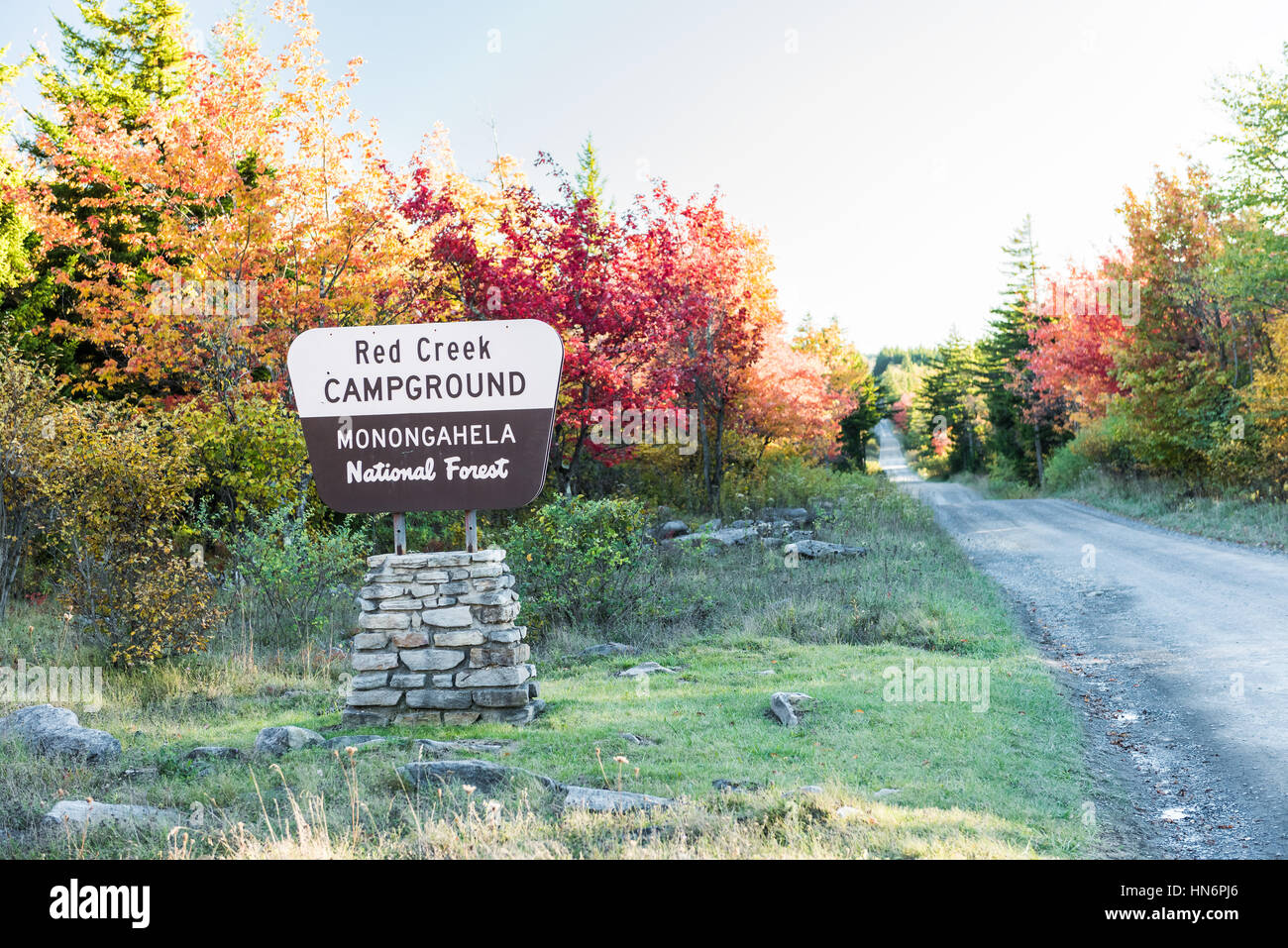 Öffentliche Zeichen von Red Creek Campground in Monongahela National Forest mit Straßen- und Herbst Bäume Stockfoto