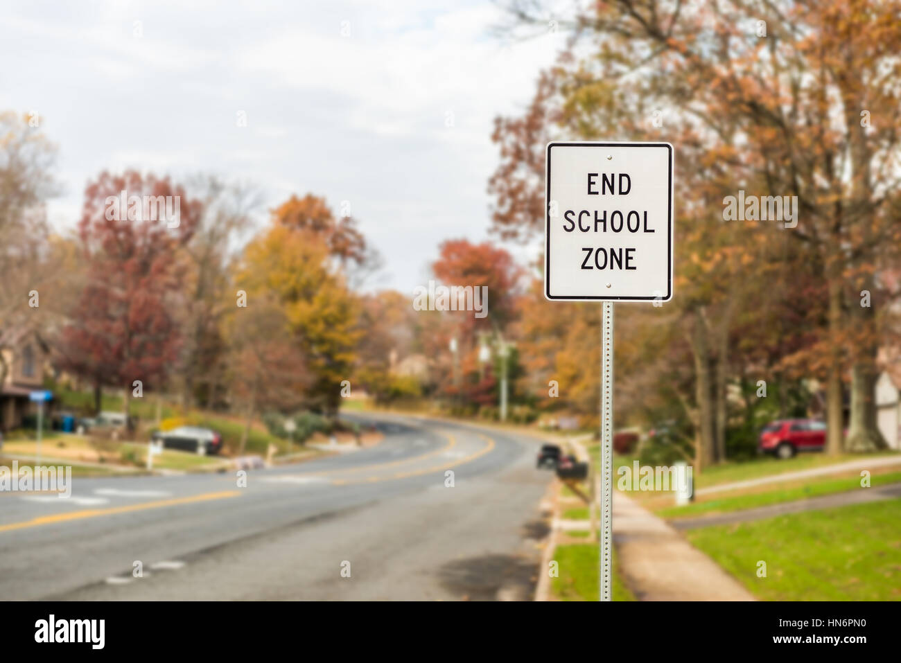 Öffentliche Schule Endzone Schild an Straße Stockfoto