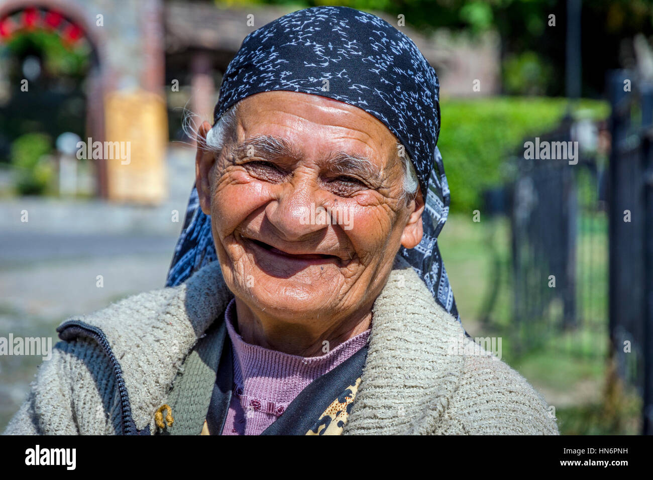 SHEKI, Aserbaidschan - Oktober 3: Portrait of senior Azeri Frau außerhalb. Oktober 2016 Stockfoto