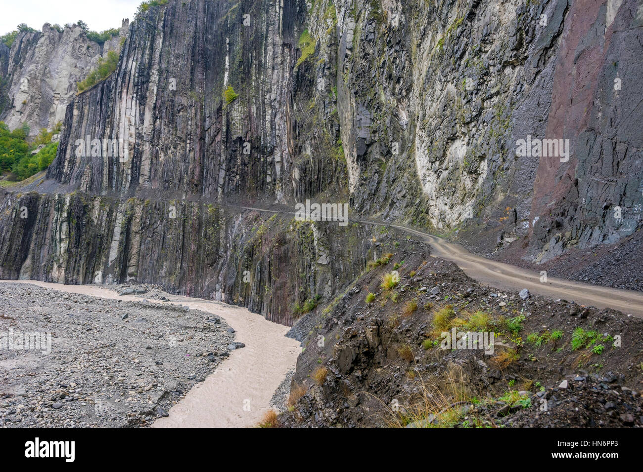 Gefährlich und schmalen Weg über die Felsen Lahich, Aserbaidschan Stockfoto
