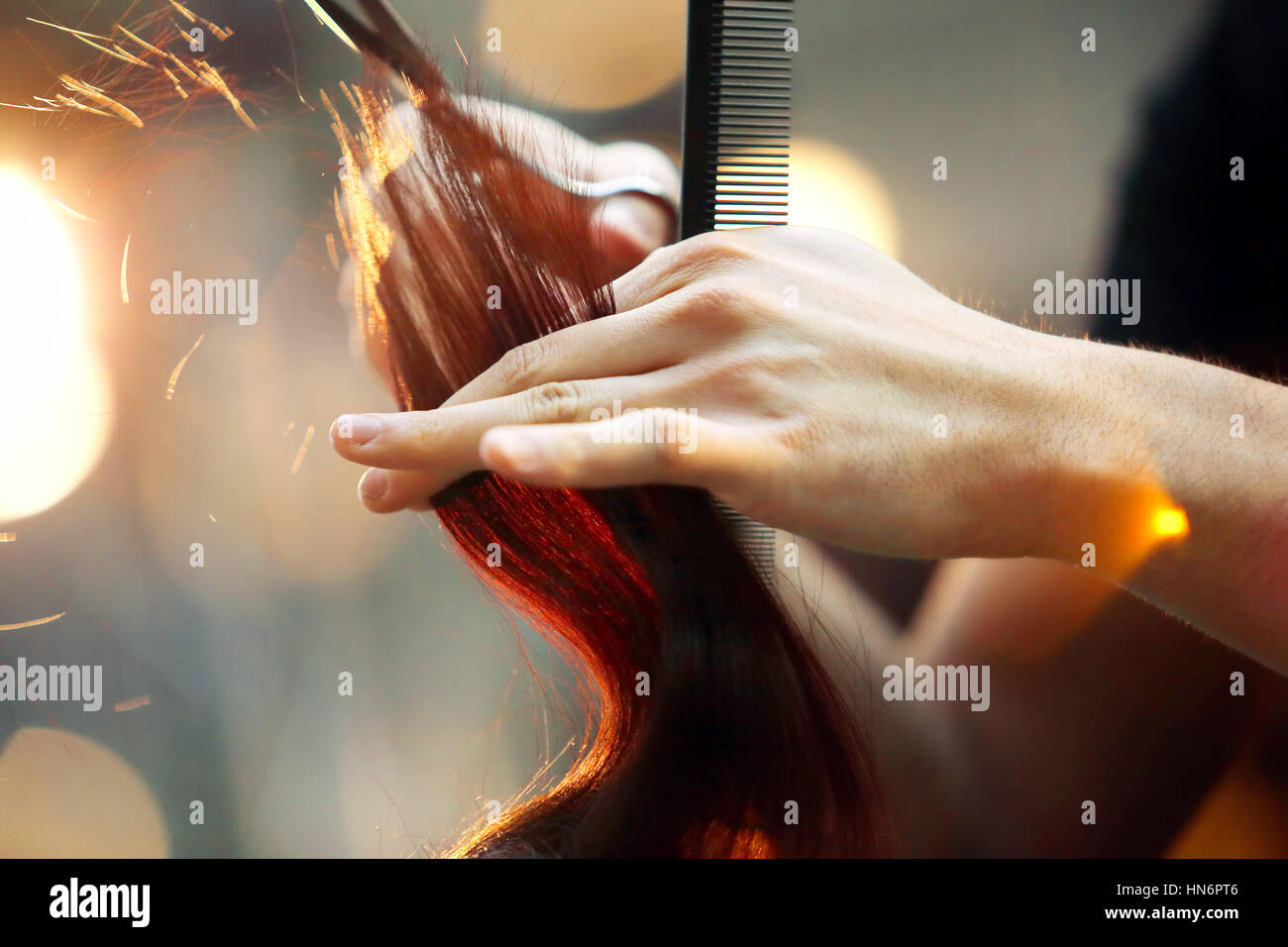 Friseur schneiden und Modellierung braune Haare mit einer Schere und Kamm Stockfoto