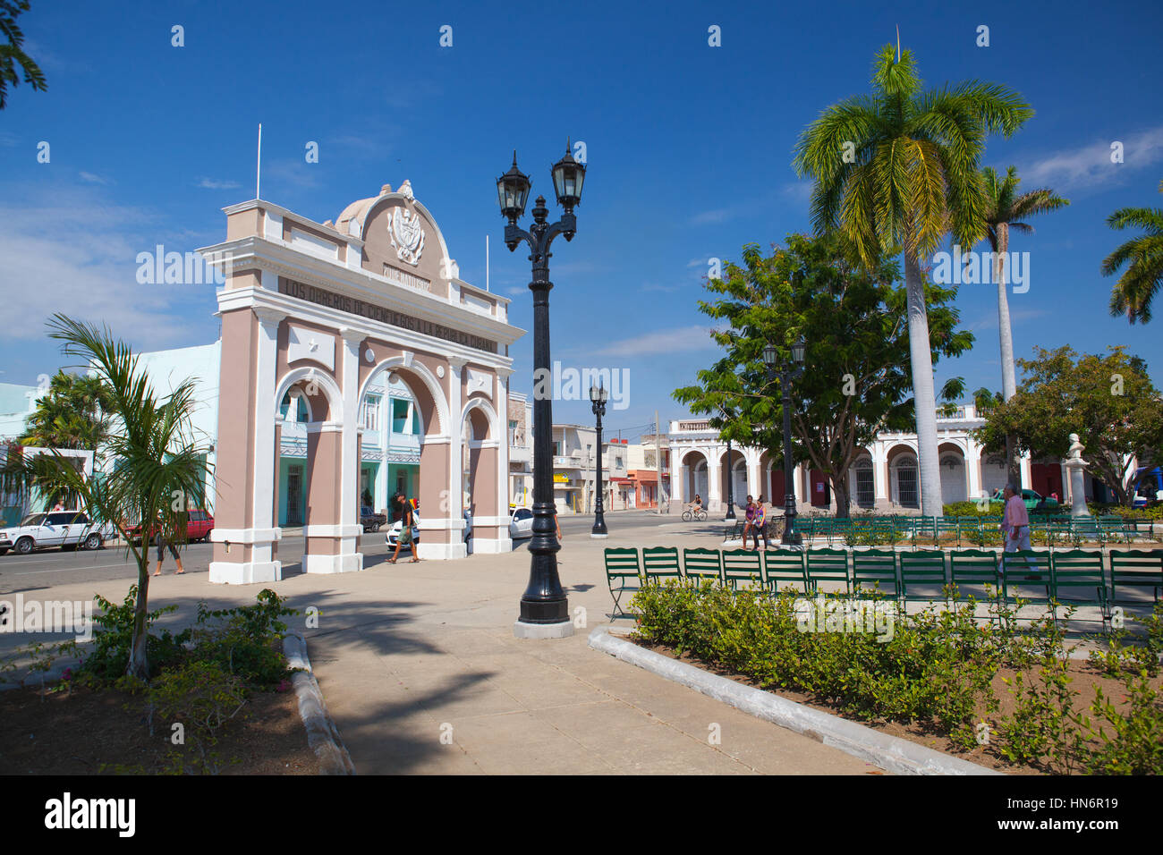 Cienfuegos, Kuba - 28. Januar 2017: Der Triumphbogen in Kuba, Jose Marti Park, Cienfuegos (UNESCO Weltkulturerbe). Cienfuegos, Hauptstadt des Cienfueg Stockfoto