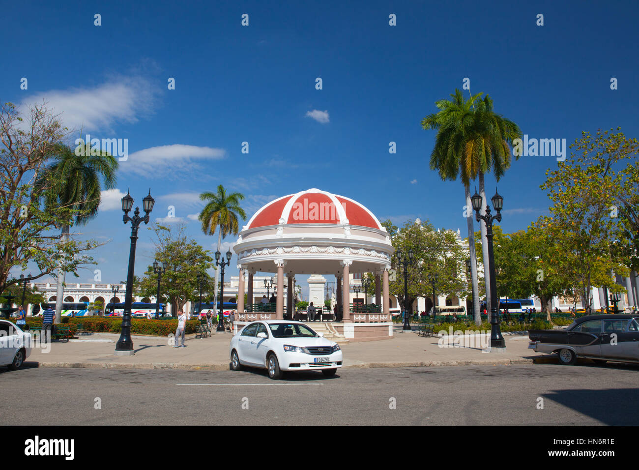 Cienfuegos, Kuba - 28. Januar 2017: Jose Marti Park, die wichtigsten Platz von Cienfuegos (UNESCO Weltkulturerbe), Kuba. Cienfuegos, Hauptstadt von Cienfuegos Stockfoto