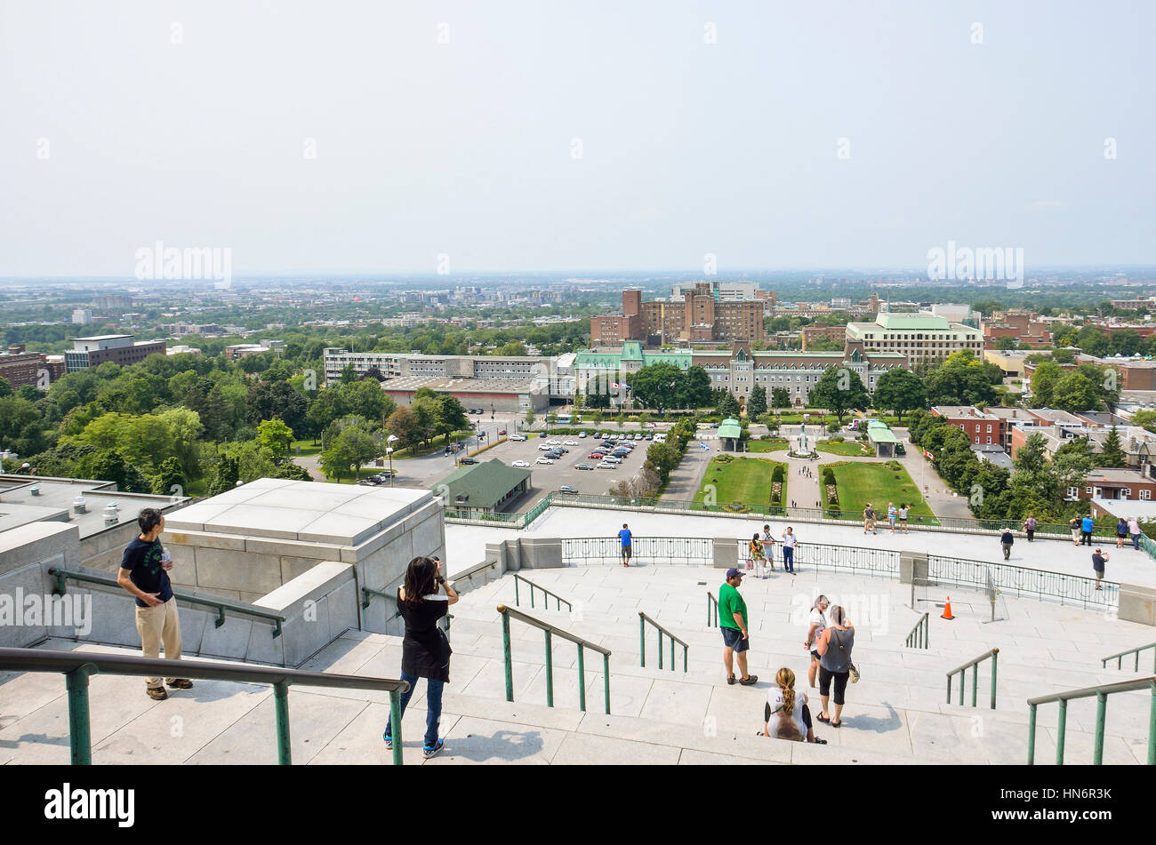 Montreal, Kanada - 25. Juli 2014: St.-Josephs Oratorium von Mount Royal mit Schritten und Menschen Stockfoto