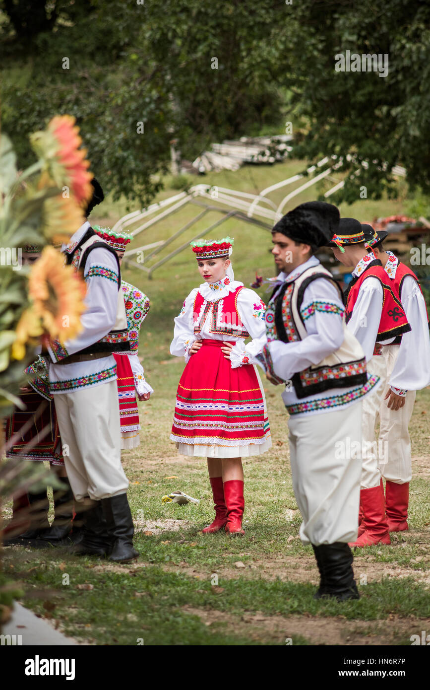 Silver Spring, Vereinigte Staaten - 17. September 2016: Ukraina School of Dance Ensemble Teenager aus Toronto, Kanada, gekleidet in traditionellen rot bestickt Ukrainisch Stockfoto