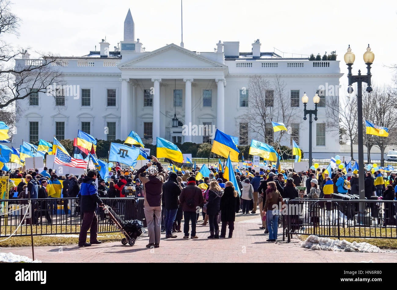 Washington DC, USA - 6. März 2014: Menschenmenge auf dem ukrainischen Protest von White House mit Fahnen und Denkmal Stockfoto