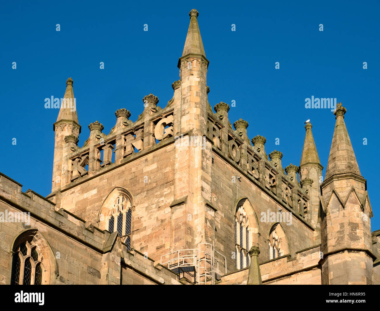 Abbey Church in Dunfermline Abbey mit König Robert den Bruce-Schriftzug auf dem Turm Dunfermline Fife Schottland Stockfoto